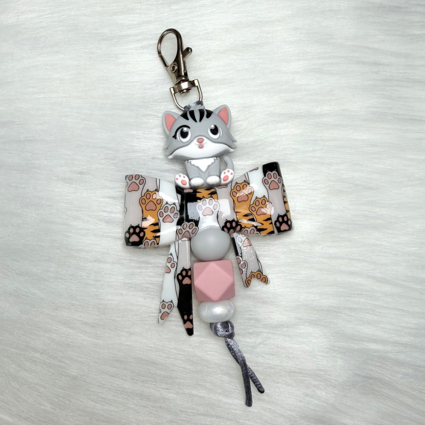 GRAY CAT AND PAW BOW KEYCHAIN/ZIPPER PULL